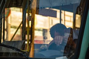 motorista e ônibus trocador cansado