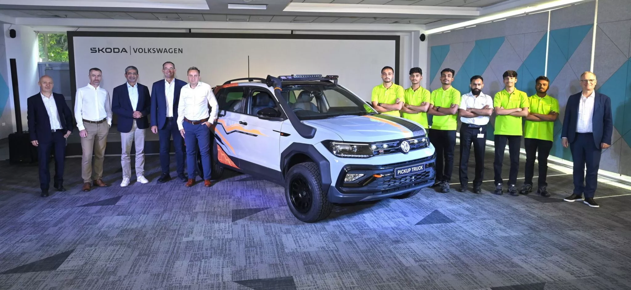 Protótipo indiano caminhonete volkswagen t cross frente com equipe de estudantes