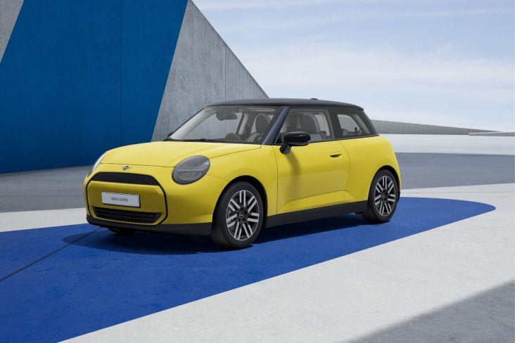 Mini Cooper E 2025 amarelo frente (2)