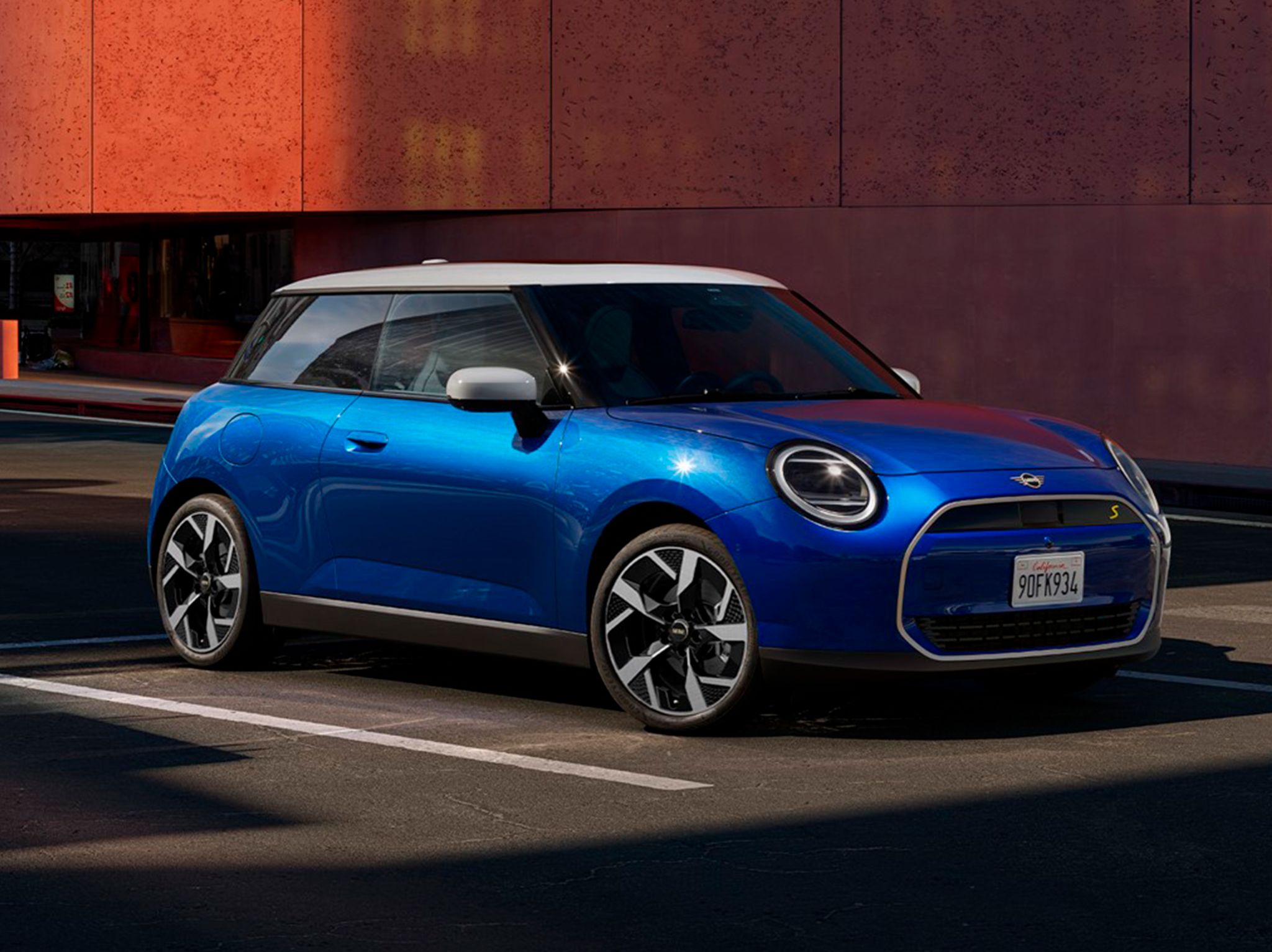 Mini Cooper SE 2025 azul frente parado