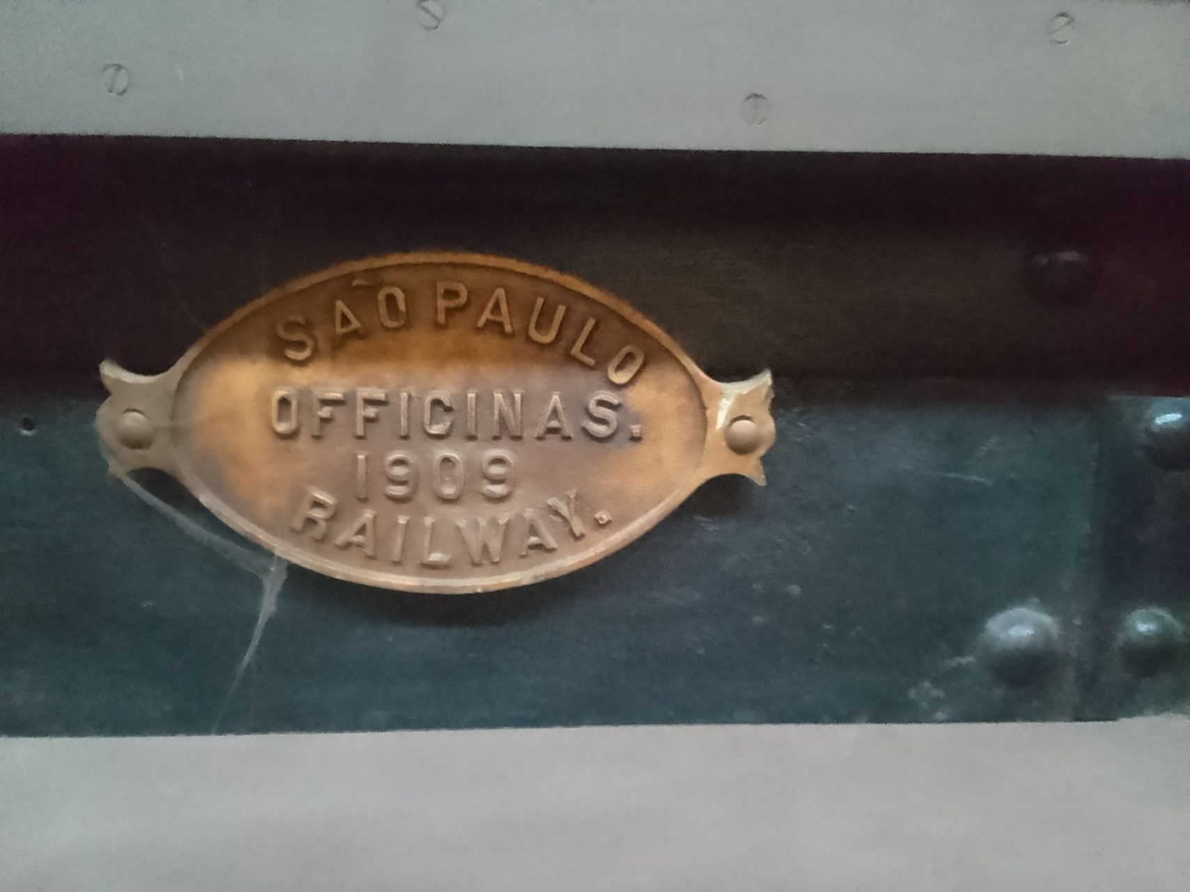 TREM presidencial a placa da oficina