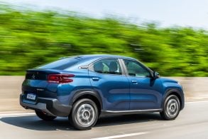 Citroën Basalt azul traseira em movimento