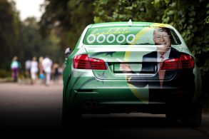 carro com varios adesivos de candidato fake politica propaganda eleitoral