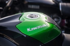 Kawasaki tanuque de moto logo