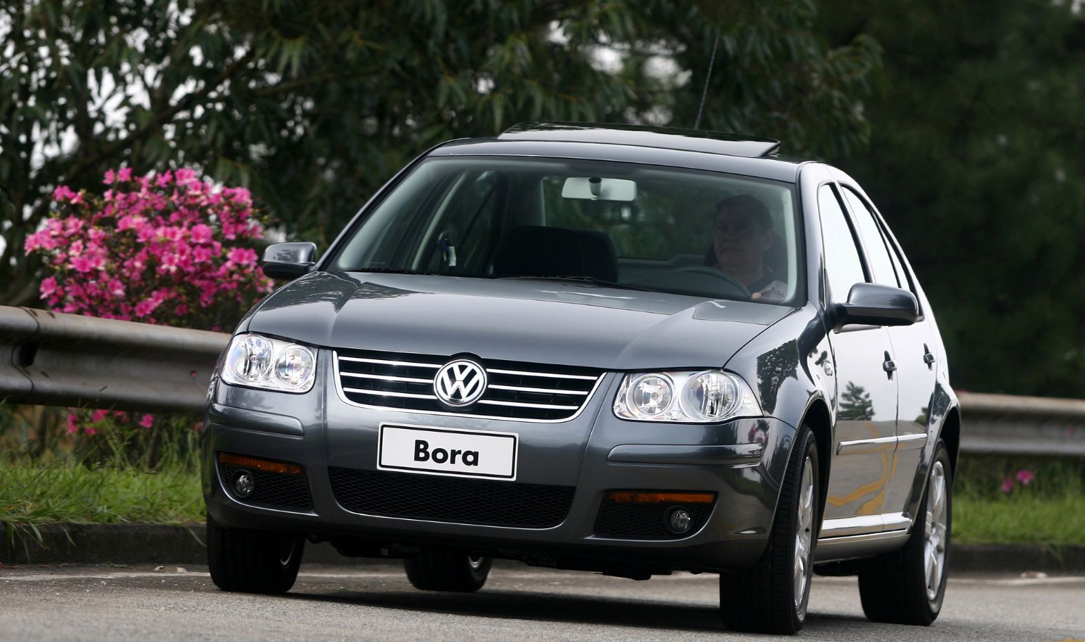 VOLKSWAGEN BORA 2008 CHUMBO EM MOVIMENTO FRENTE