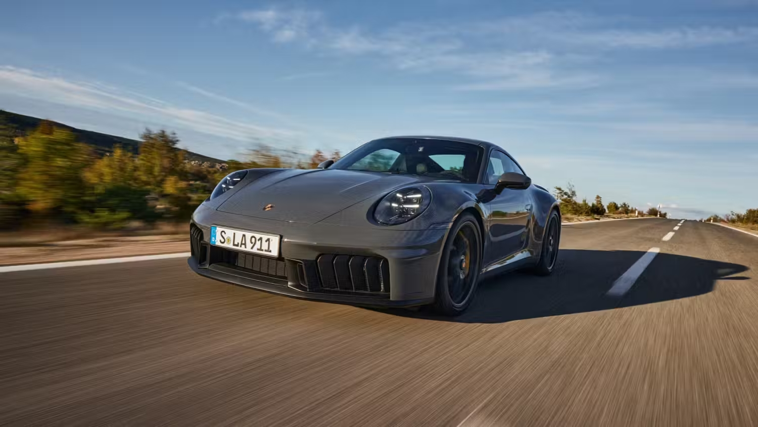 Porsche 911 Carrera GT cinza na estrada