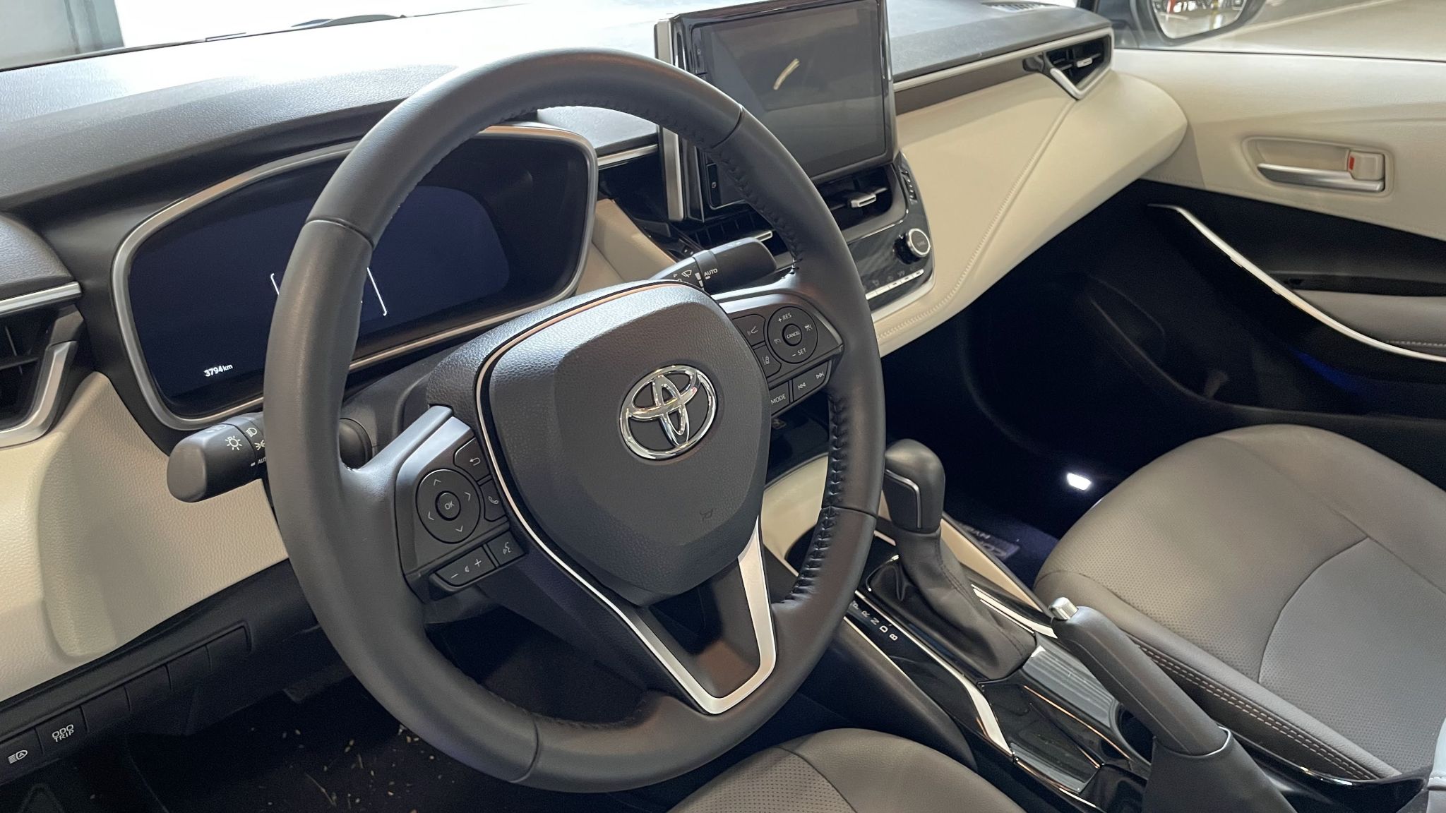 TOYOTA COROLLA ALTIS HYBRID PREMIUM 2024 PREMIUM FRENTE LATERAL INTERIOR MOTOR JABULAS (5)