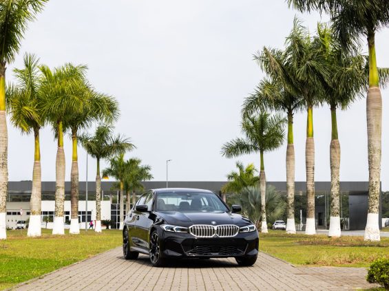 BMW Série 3 320i M Sport G20 preto frente parado