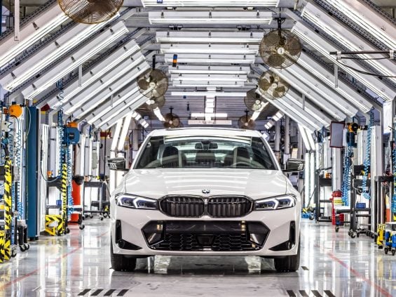 BMW 320i M Sport 10th Anniversary Edition 2025 G20 frente parado linha de montagem BMW 320i M Sport 10th Anniversary Edition 2025 G20 frente parado linha de montagem