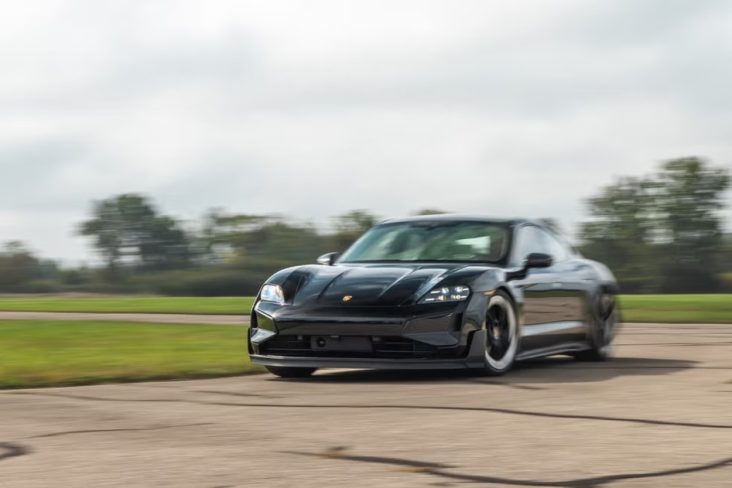 porsche taycan turbo gt 2025 preto em movimento em pista de concreto ao ar livre (1)