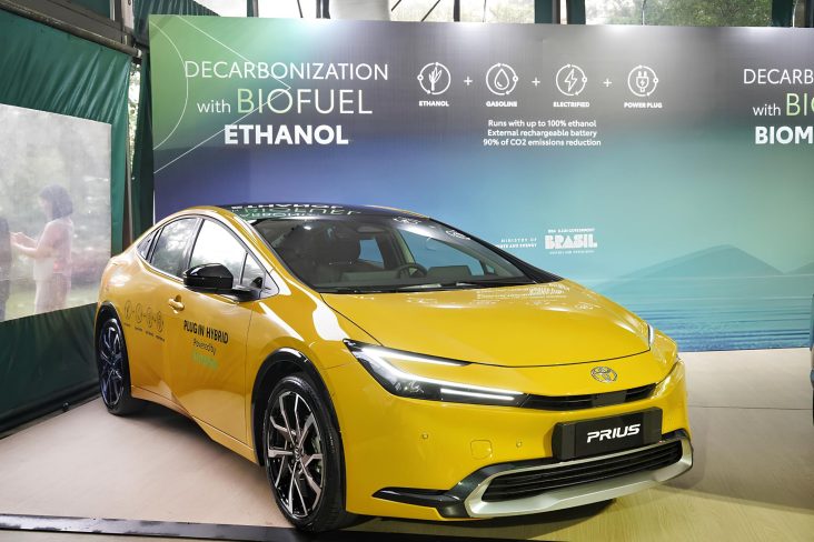 Toyota Prius híbrido plug in flex amarelo frente