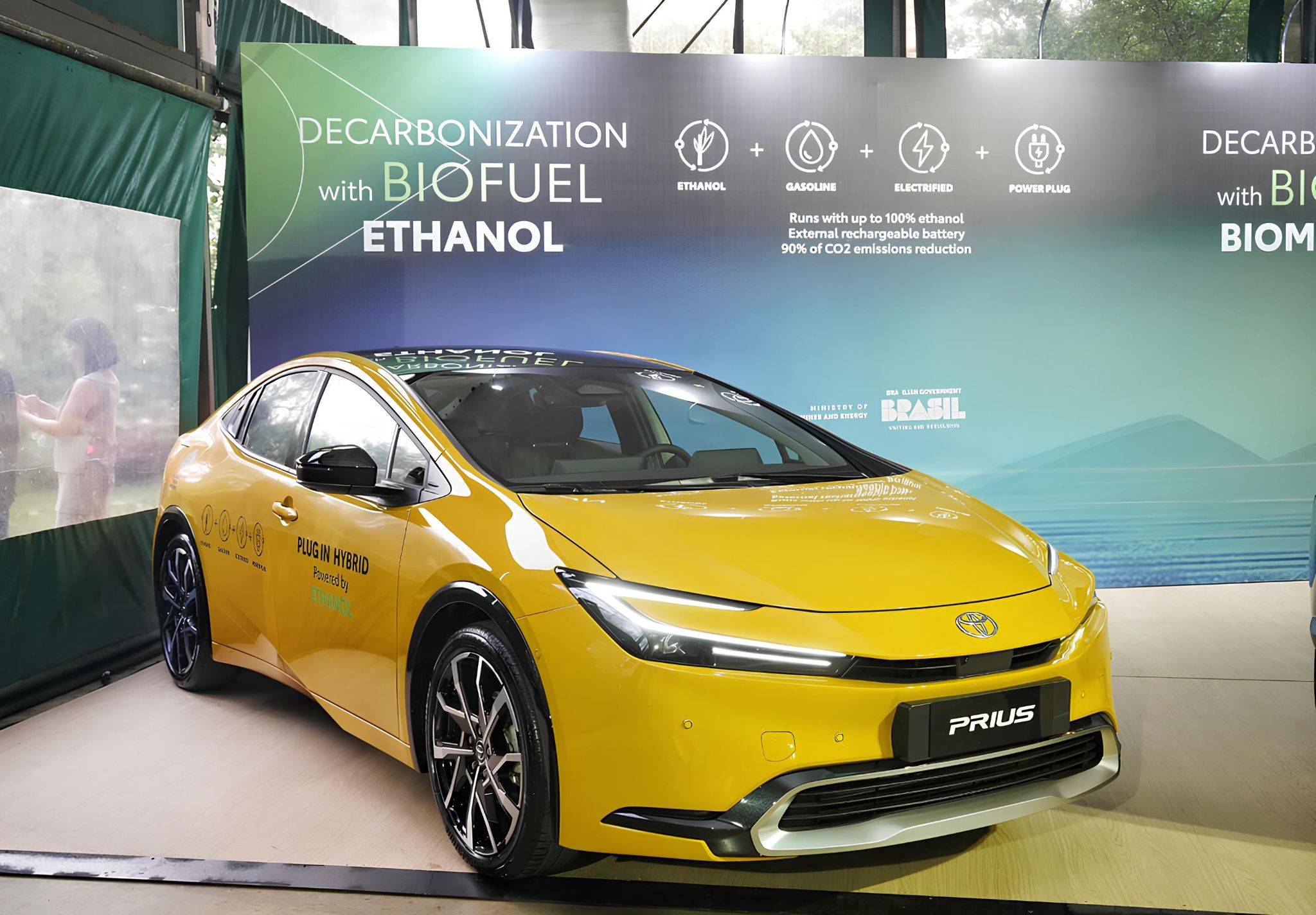 Toyota mostra Prius híbrido plug-in flex no Brasil