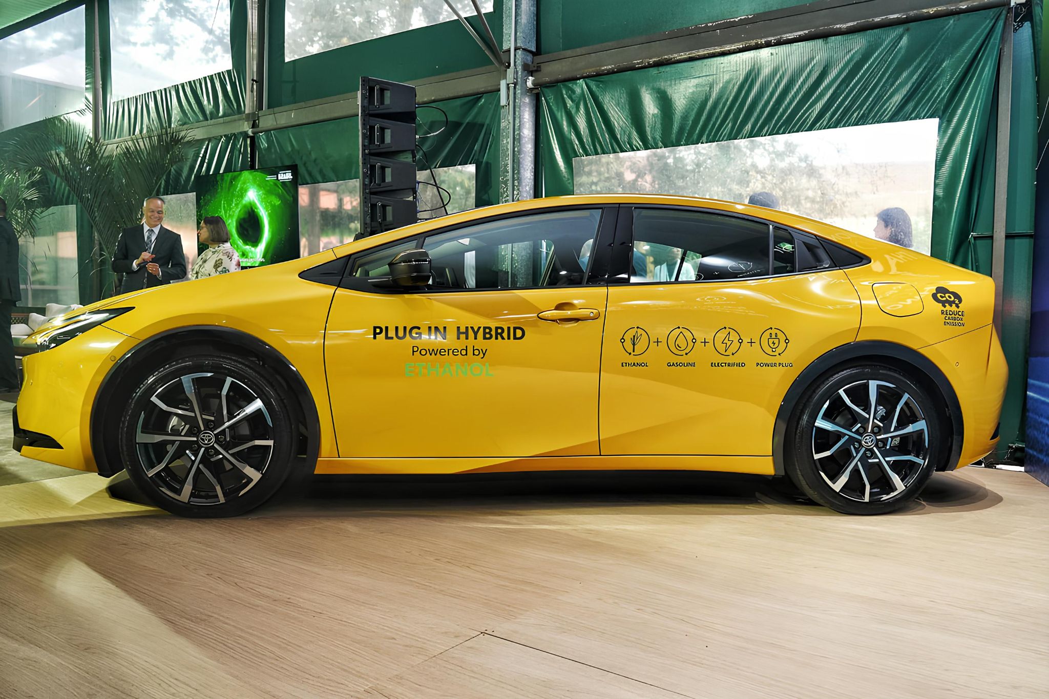 Toyota Prius híbrido plug in flex amarelo lateral