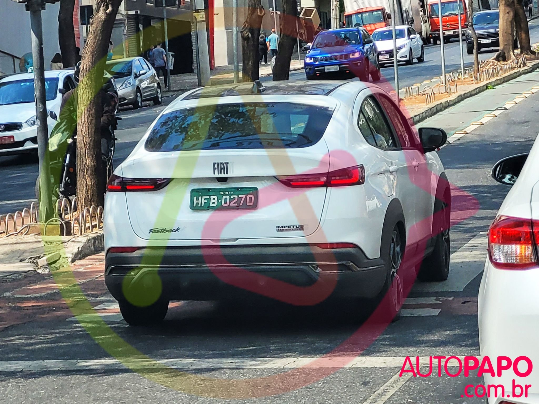 Fiat Fastback Impetus branco híbrido bio hybrid flagra de protótipo em avenida de Belo Horizonte Minas gerais BH MG