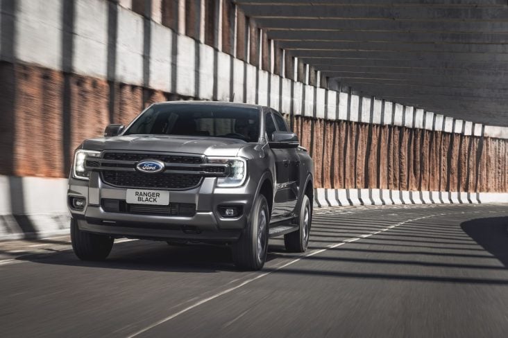 Ford Ranger Black 2025 cinza moscou frente em movimento (2)