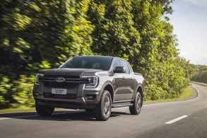 Ford Ranger Black 2025 cinza moscou frente em movimento rodovia