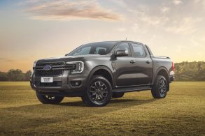 Ford Ranger Black 2025 cinza moscou frente parada em campo