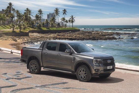 Ford Ranger Black 2025 cinza moscou frente parado próximo ao mar