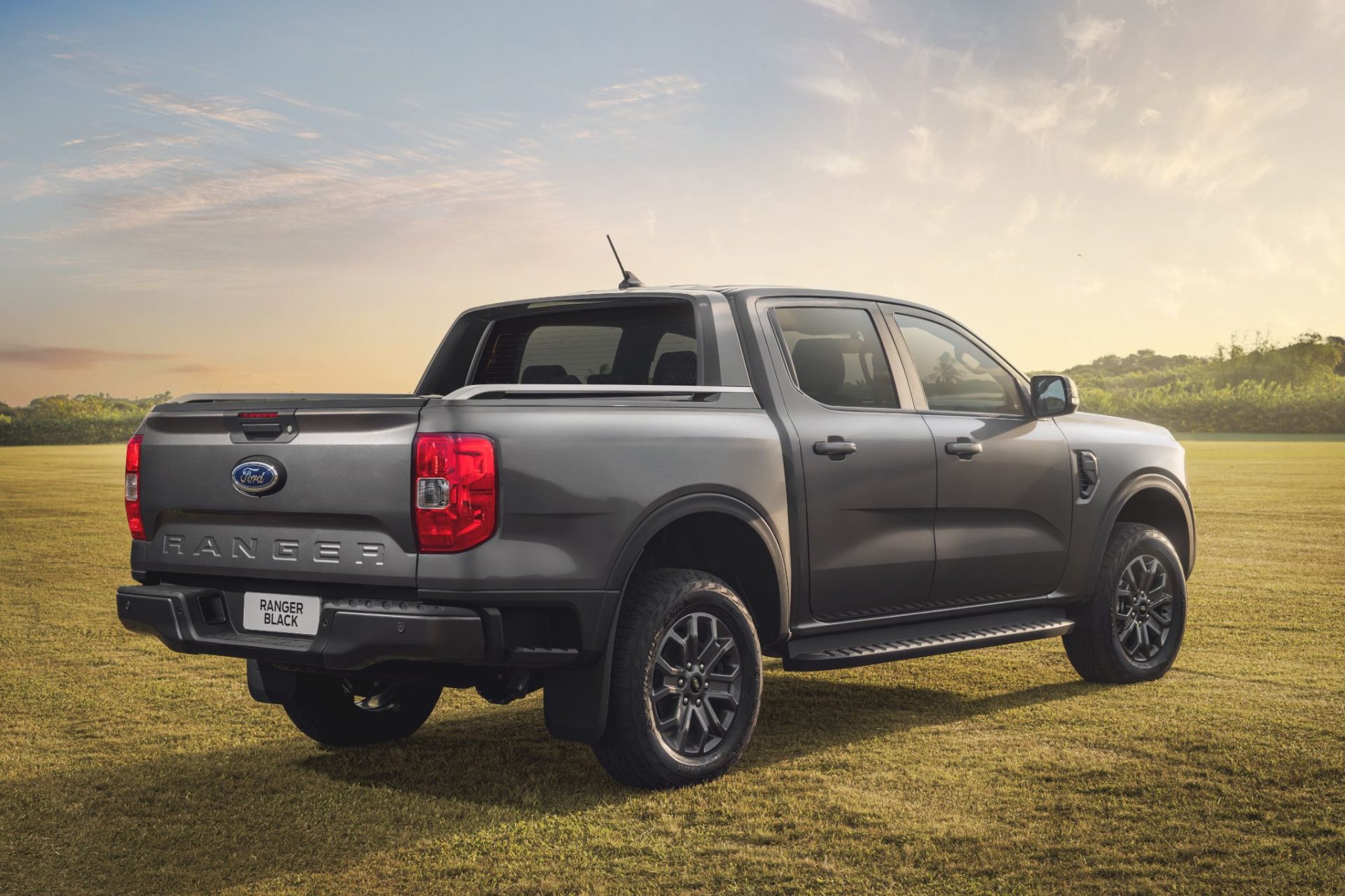 Ford Ranger Black 2025 cinza moscou traseira parada em campo (2)