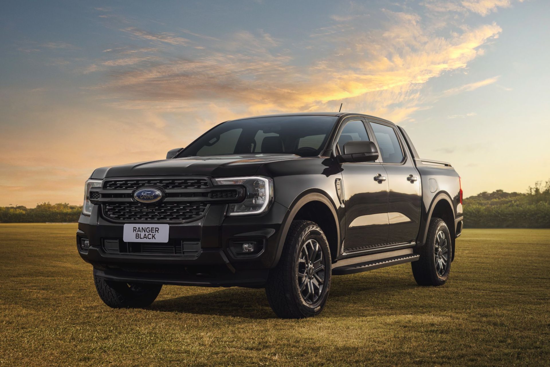 Ford Ranger Black 2025 preto gales frente parado em campo