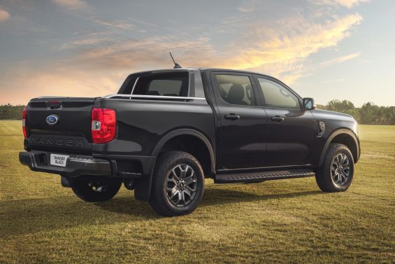 Ford Ranger Black 2025 preto gales traseira parada em campo