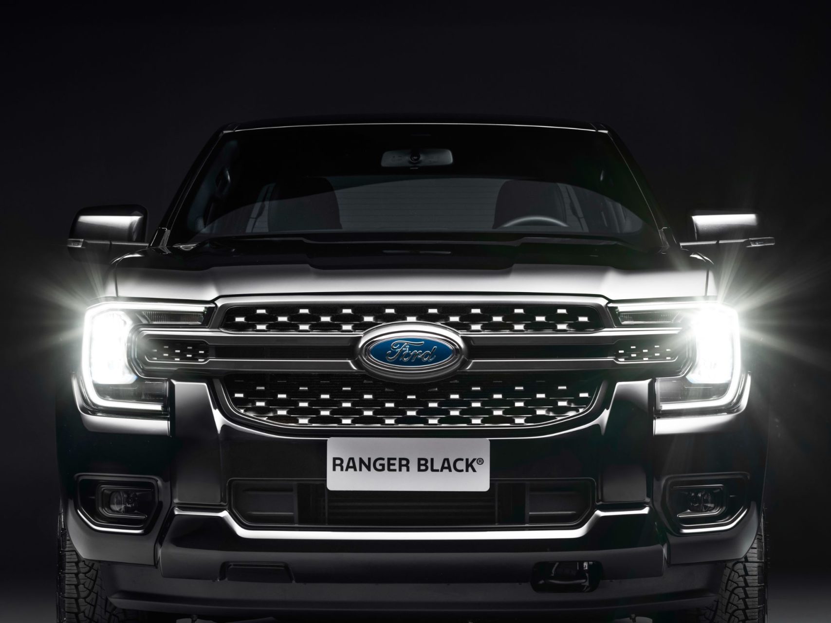 Ford Ranger Black 2025 preto gales dianteira com faróis led ligados