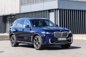 BMW X5 HÍBRIDO 2025 AZUL FRENTE E LATERAL