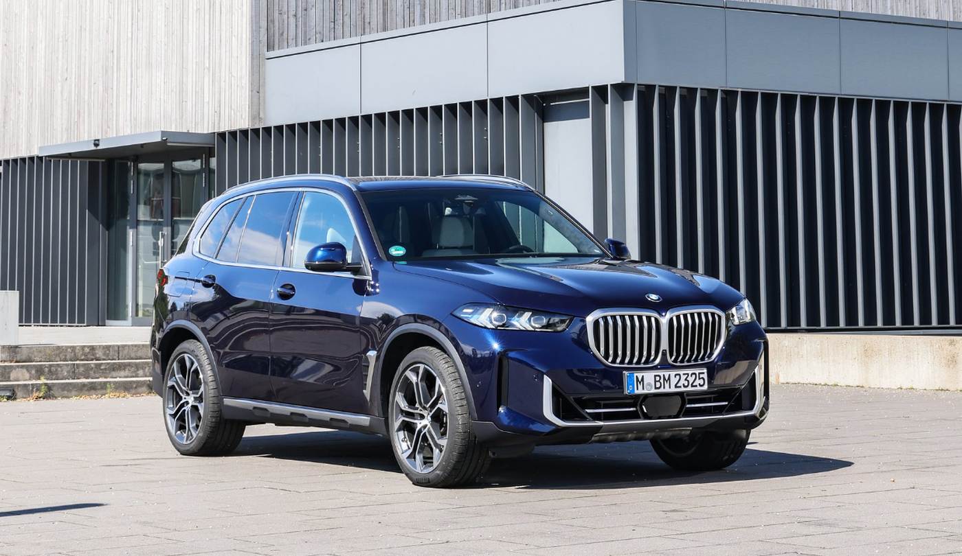 BMW X5 HÍBRIDO 2025 AZUL FRENTE E LATERAL