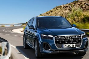 AUDI Q7 2025 AZUL FRENTE EM MOVIMENTO