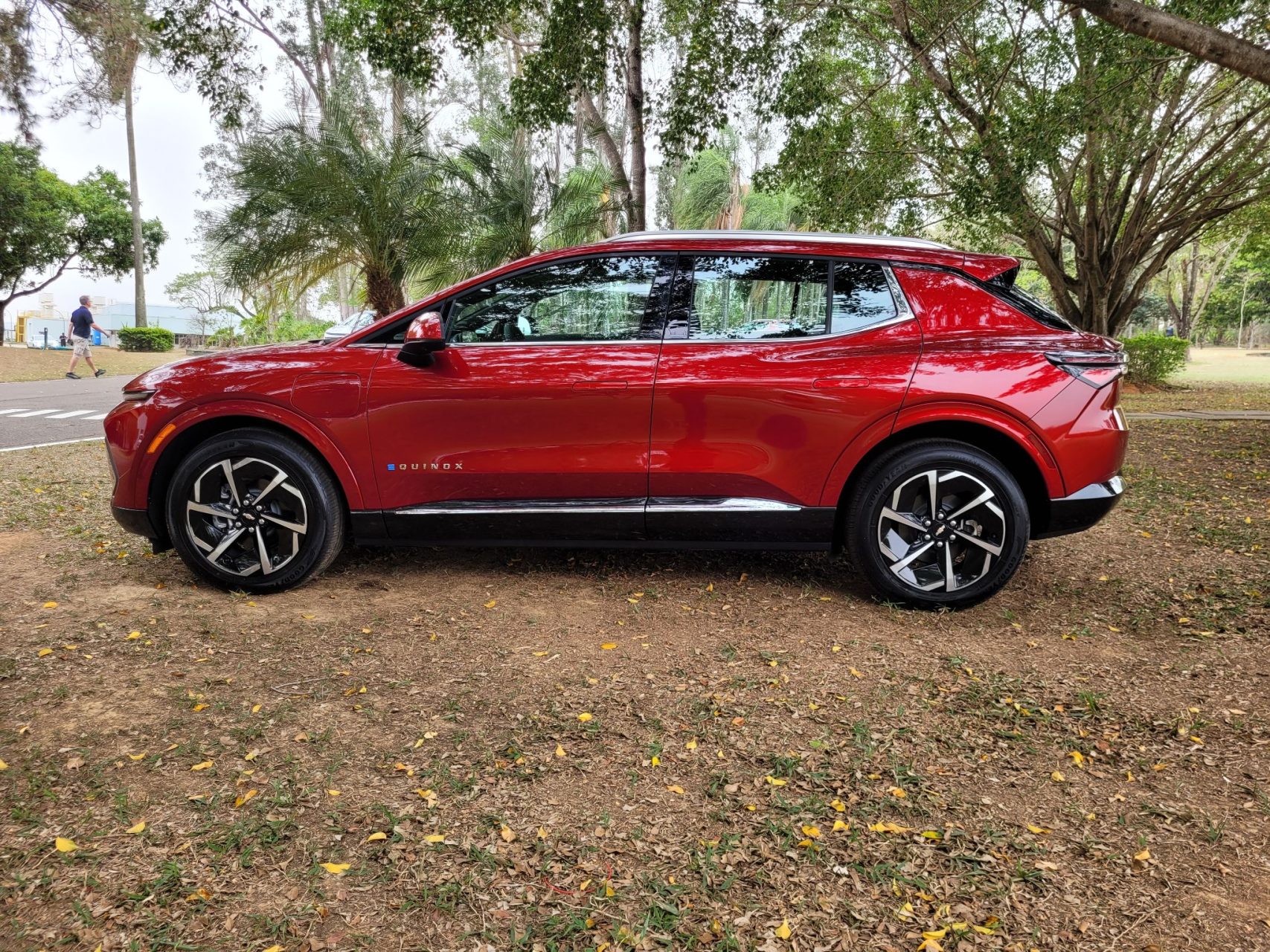 Chevrolet Equinox EV RS 2025 vermelho lateral parado