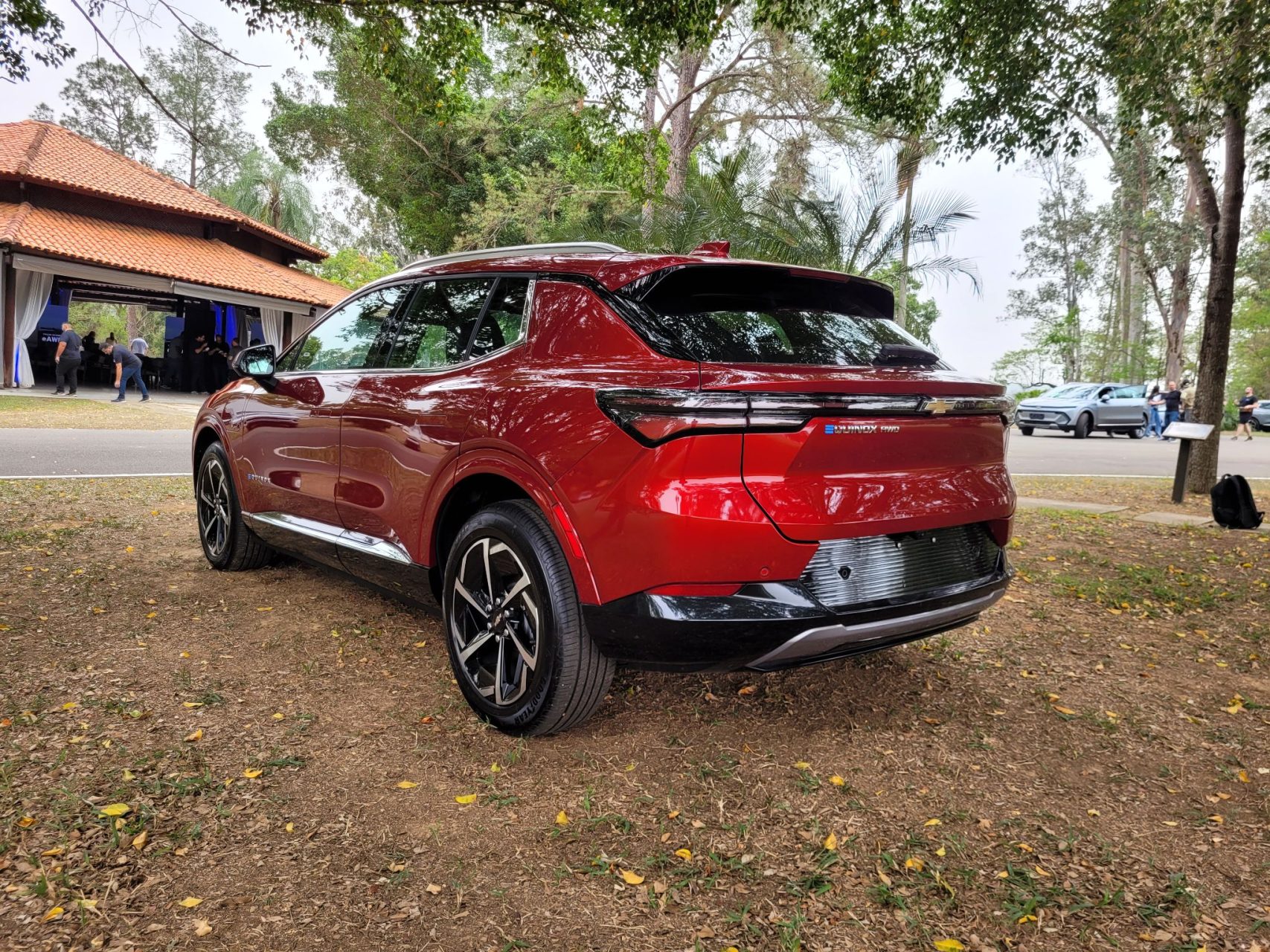 Chevrolet Equinox EV RS 2025 vermelho traseira parado