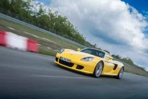 Porsche Carrera GT 2005 amarelo frente em movimento