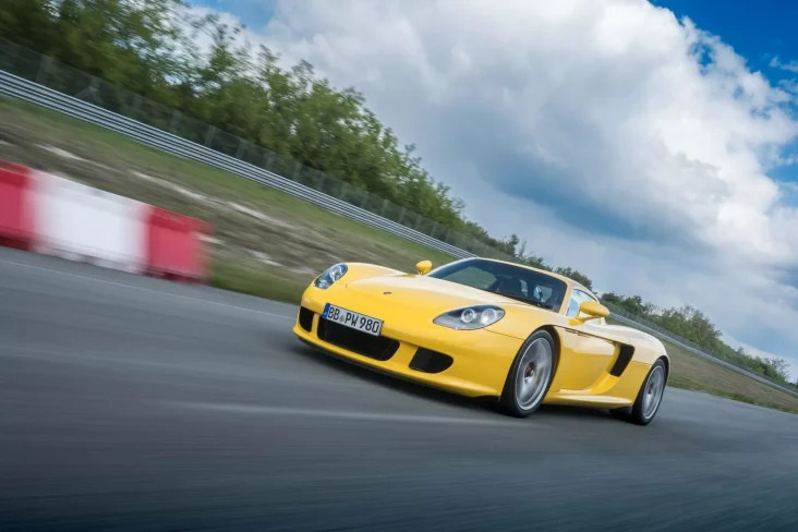 Porsche Carrera GT 2005 amarelo frente em movimento