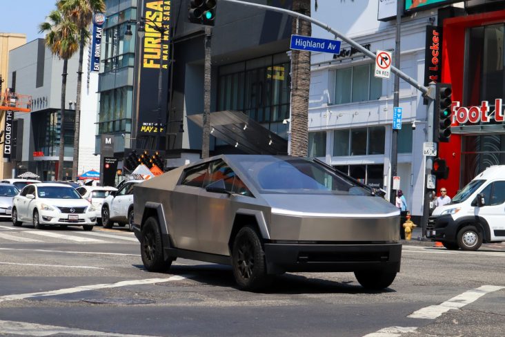 shutterstock Tesla Cybertruck rodando em via pública junto com outros veículos