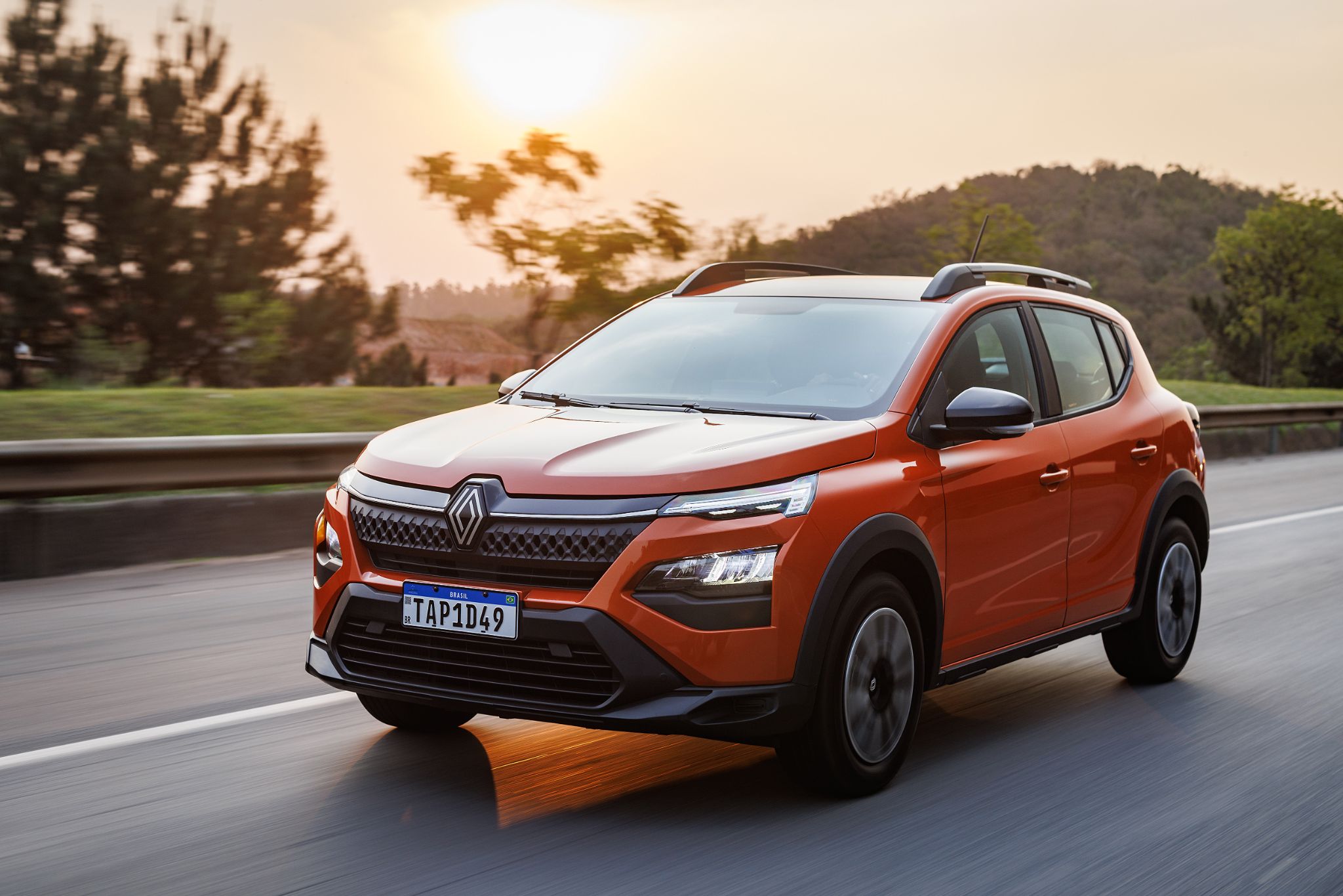 Renault Kardian evolution Manual Laranja Energy 2025 frente em movimento rodovia