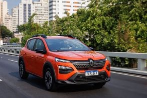 Renault Kardian evolution Manual Laranja Energy 2025 dianteira em movimento cidade (2)
