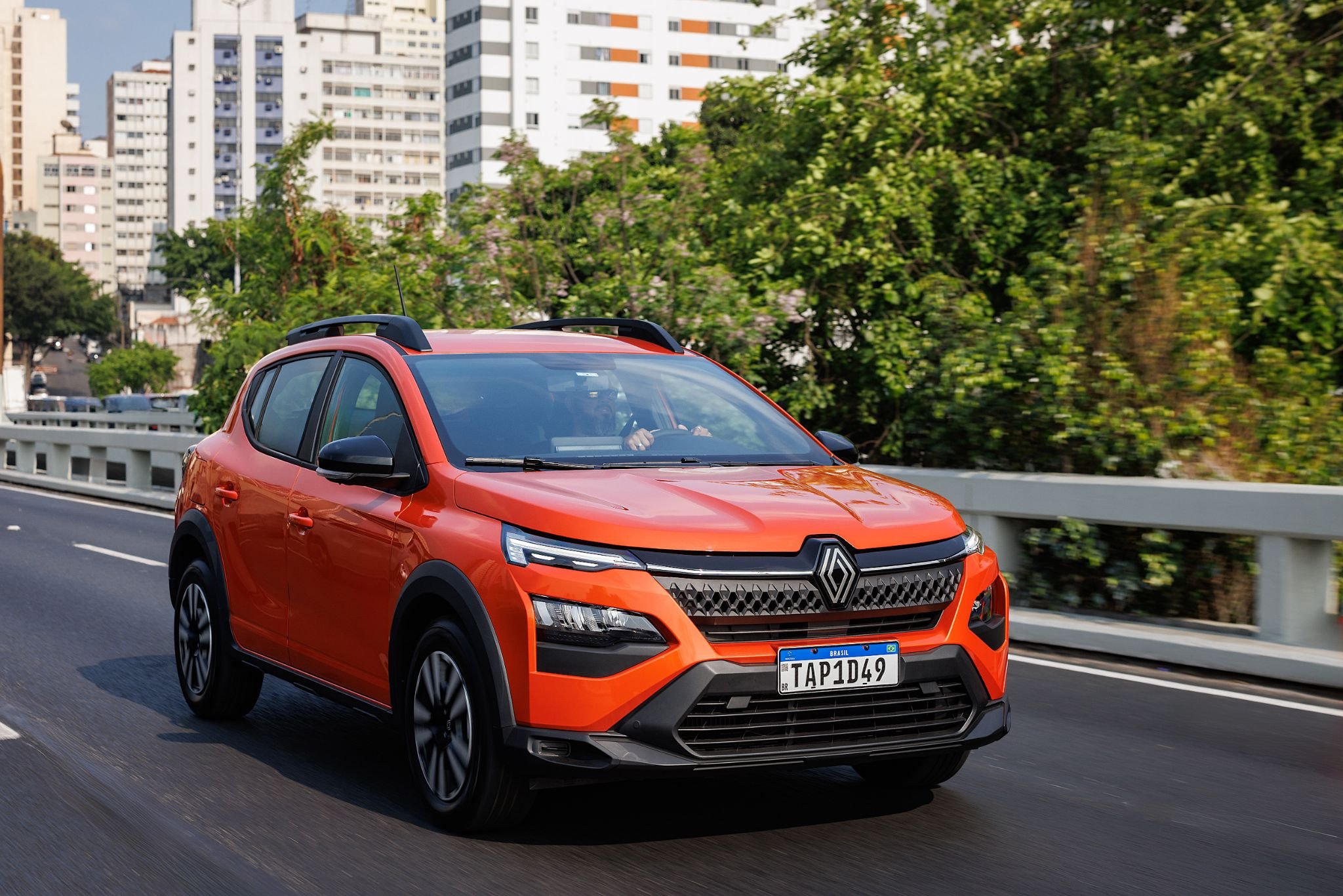 Renault Kardian evolution Manual Laranja Energy 2025 dianteira em movimento cidade (2)