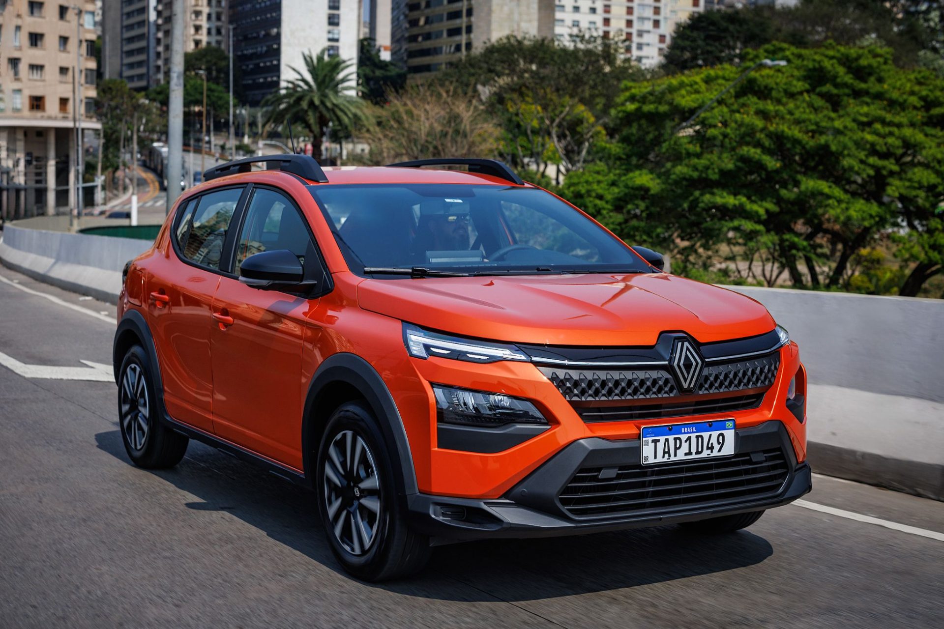 Renault Kardian evolution Manual Laranja Energy 2025 frente em movimento cidade