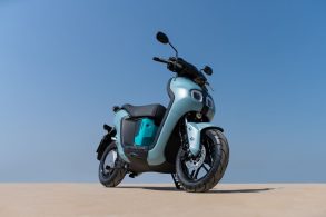 Yamaha Neo's Connected frente parada