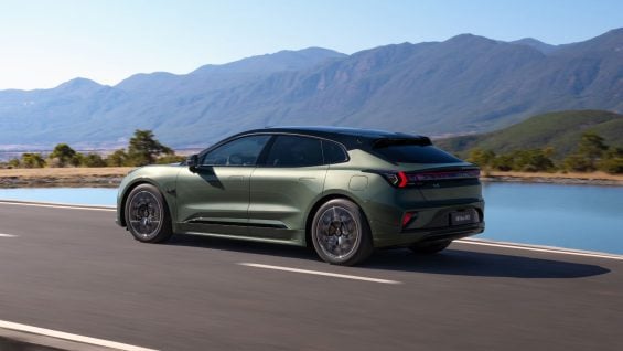 zeekr 001 lateral traseira em movimento