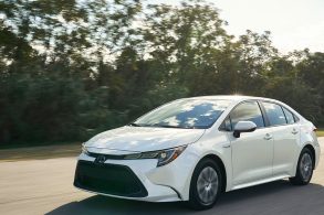 TOYOTA COROLLA EUA BRANCO EM MOVIMENTO