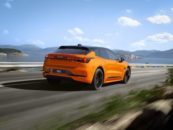 Zeekr 001 Flagship laranja traseira em movimento