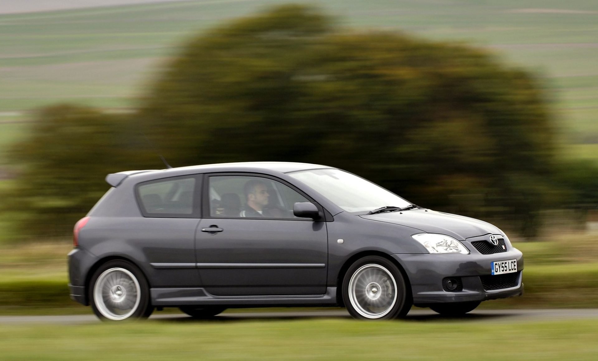 toyota corolla ts compressor cinza em movimento