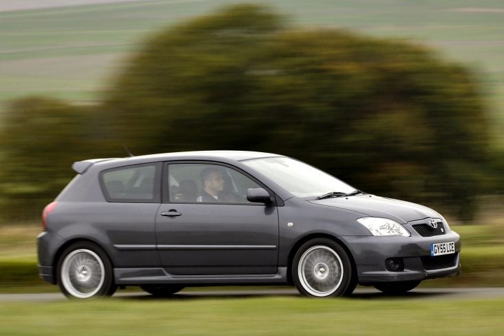 toyota corolla ts compressor cinza em movimento