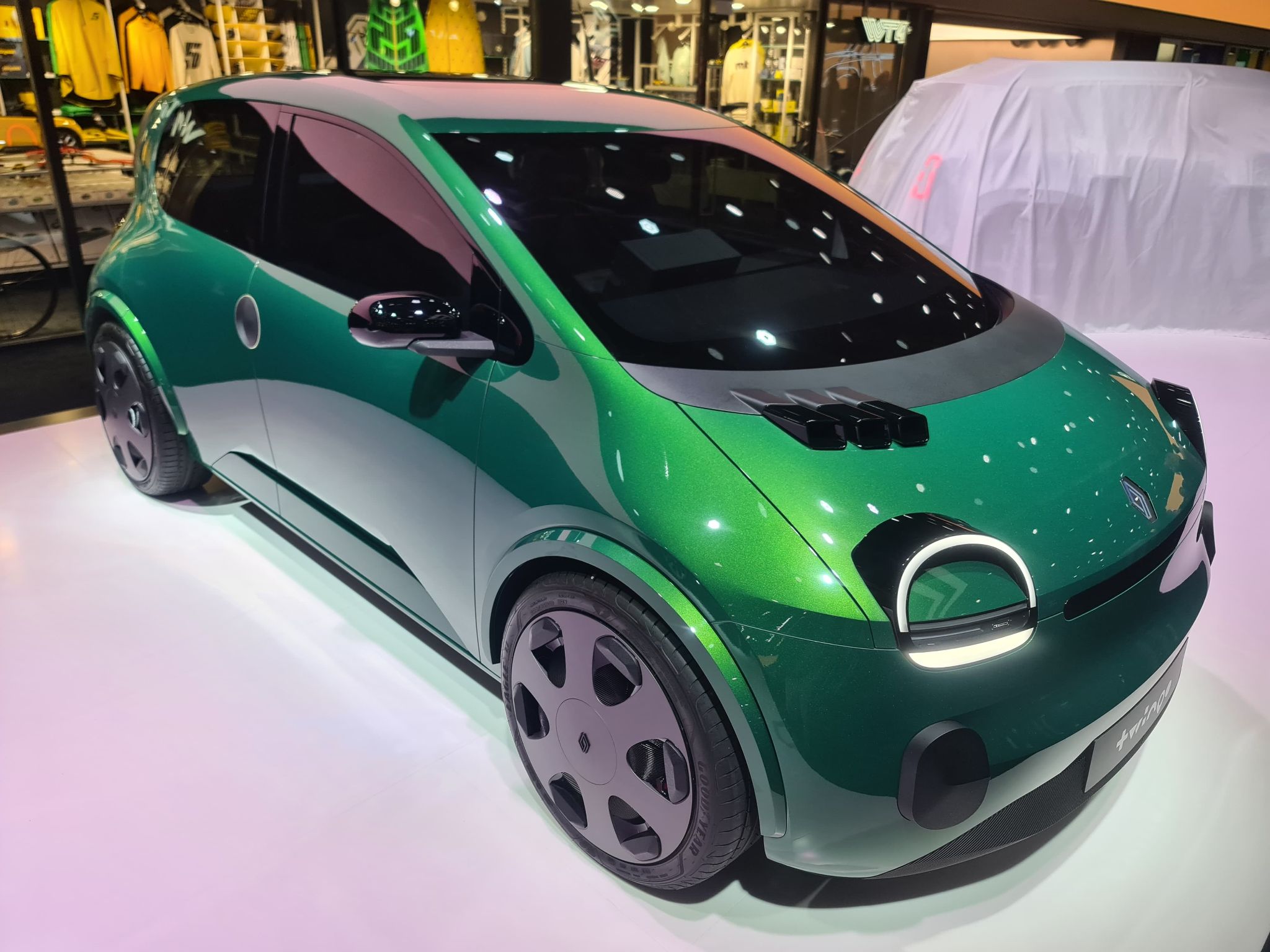 Renault Twingo e tech 2025 verde frente salão de paris