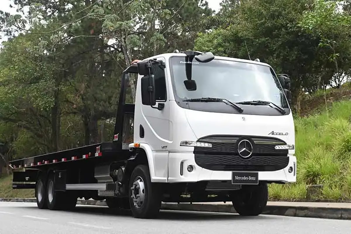 Mercedes Benz Accelo 2025 branco guincho plataforma parado