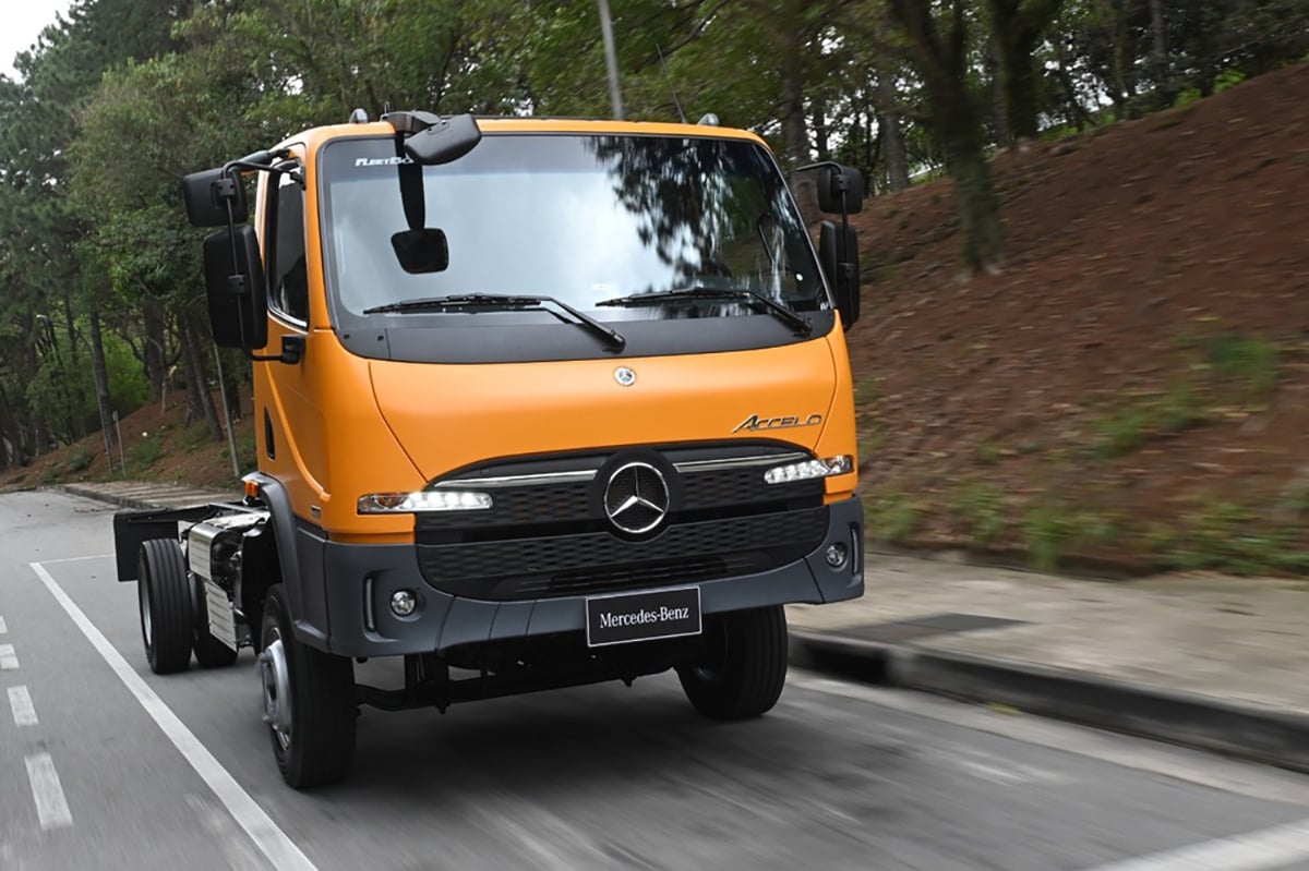 Mercedes Benz Accelo 2025 laranja frente em movimento