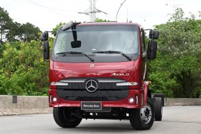 Mercedes Benz Accelo 2025 vermelho frente parado