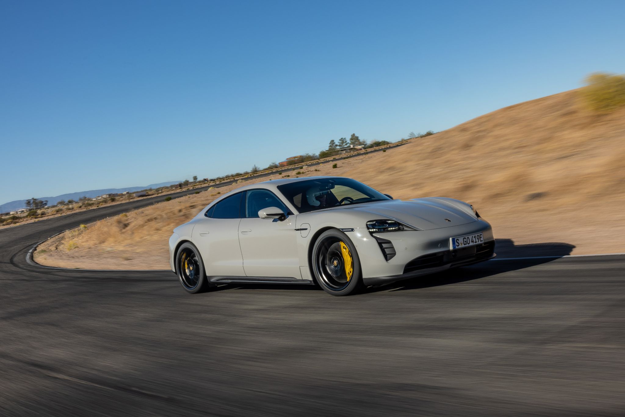 porsche taycan gts cinza chalk frente em movimento