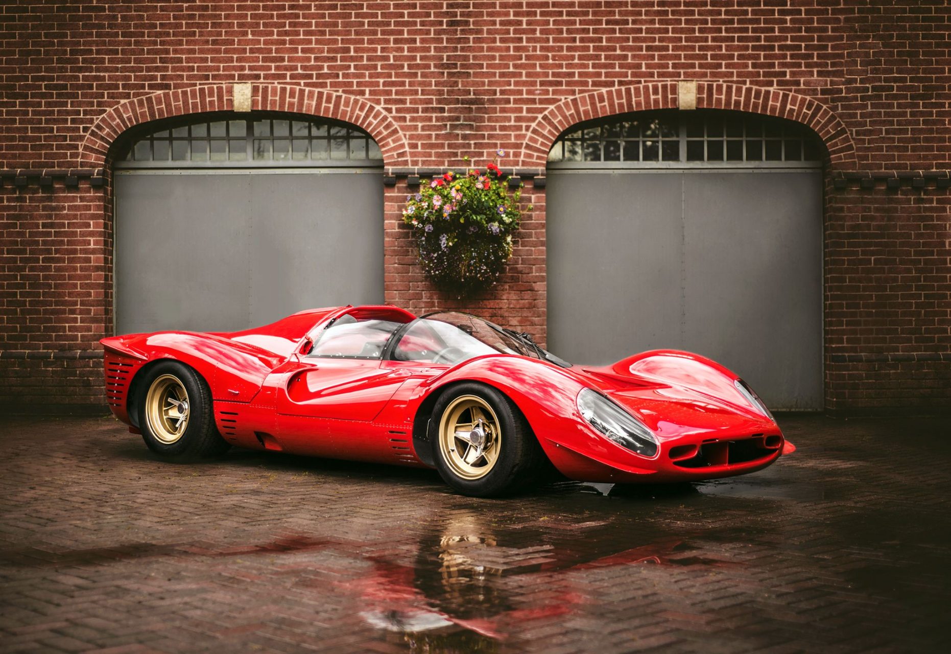 ferrari 330 p4 vermelha frente parada